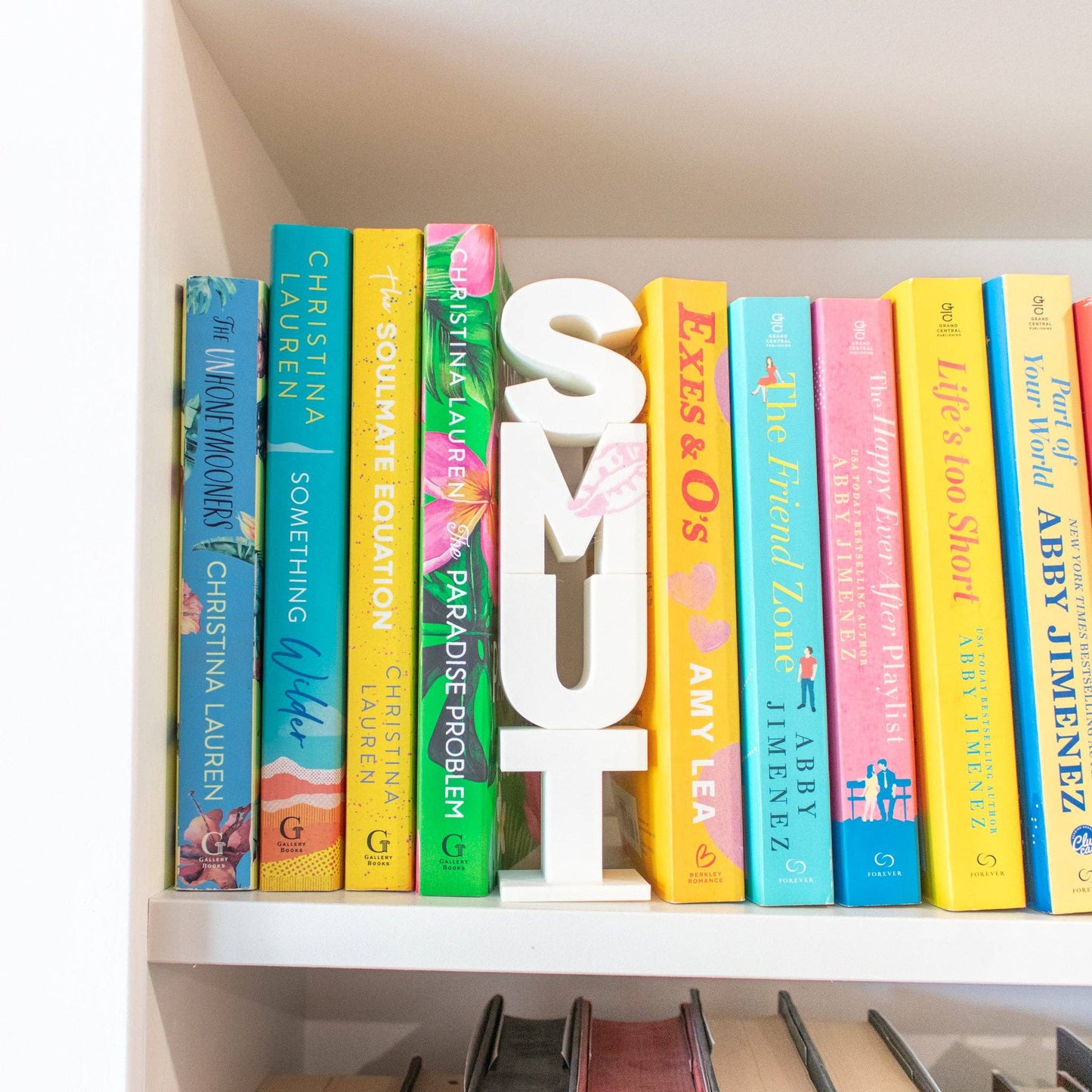 Smut shelf decor