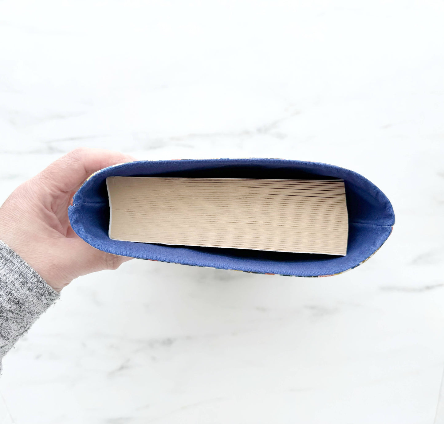 Library shelves (cream) padded book sleeve