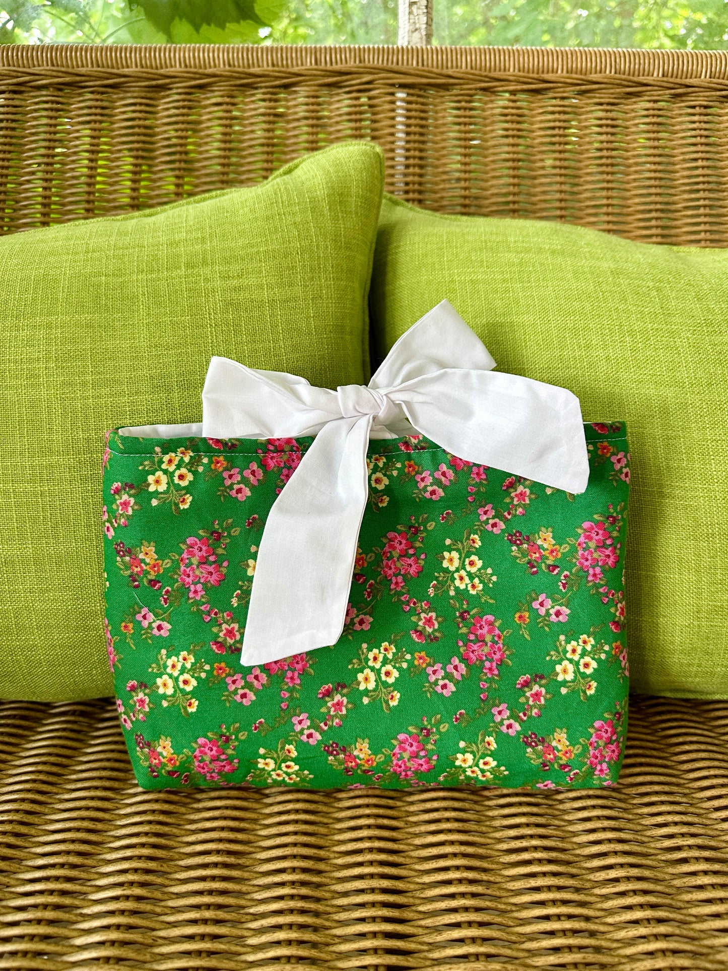 The cottage bow book sleeve SM