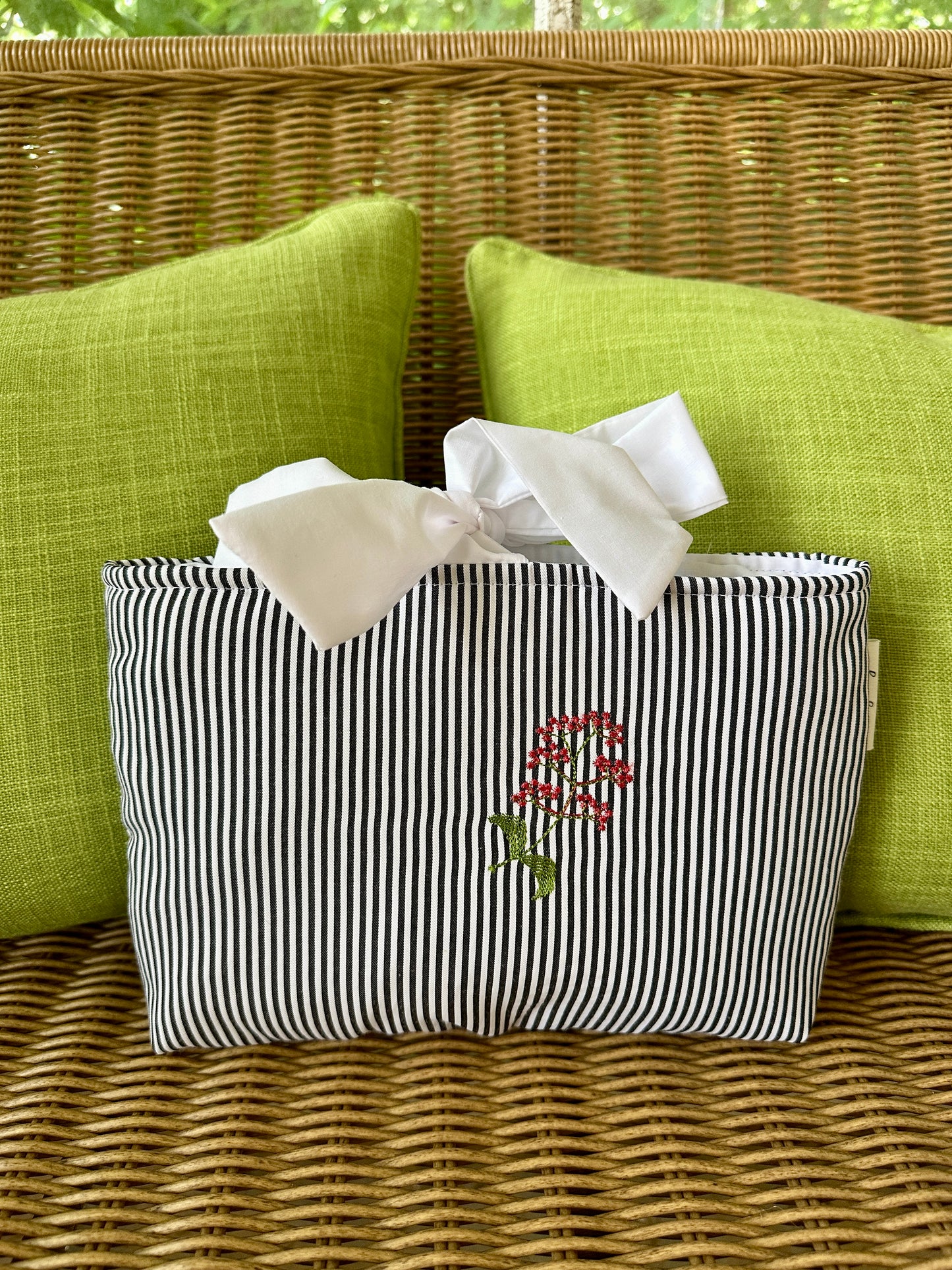 The cottage bow book sleeve SM