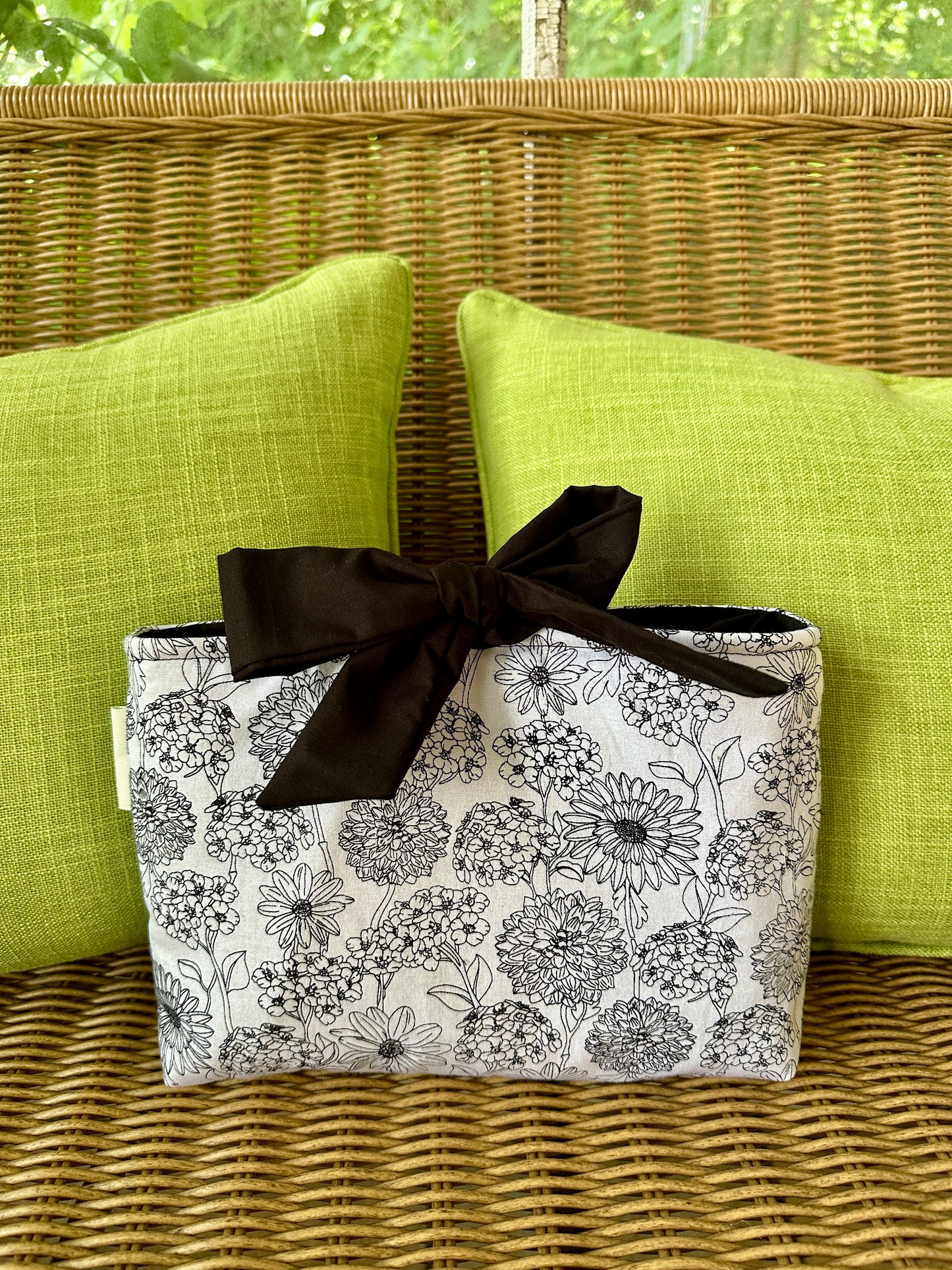 The cottage bow book sleeve SM