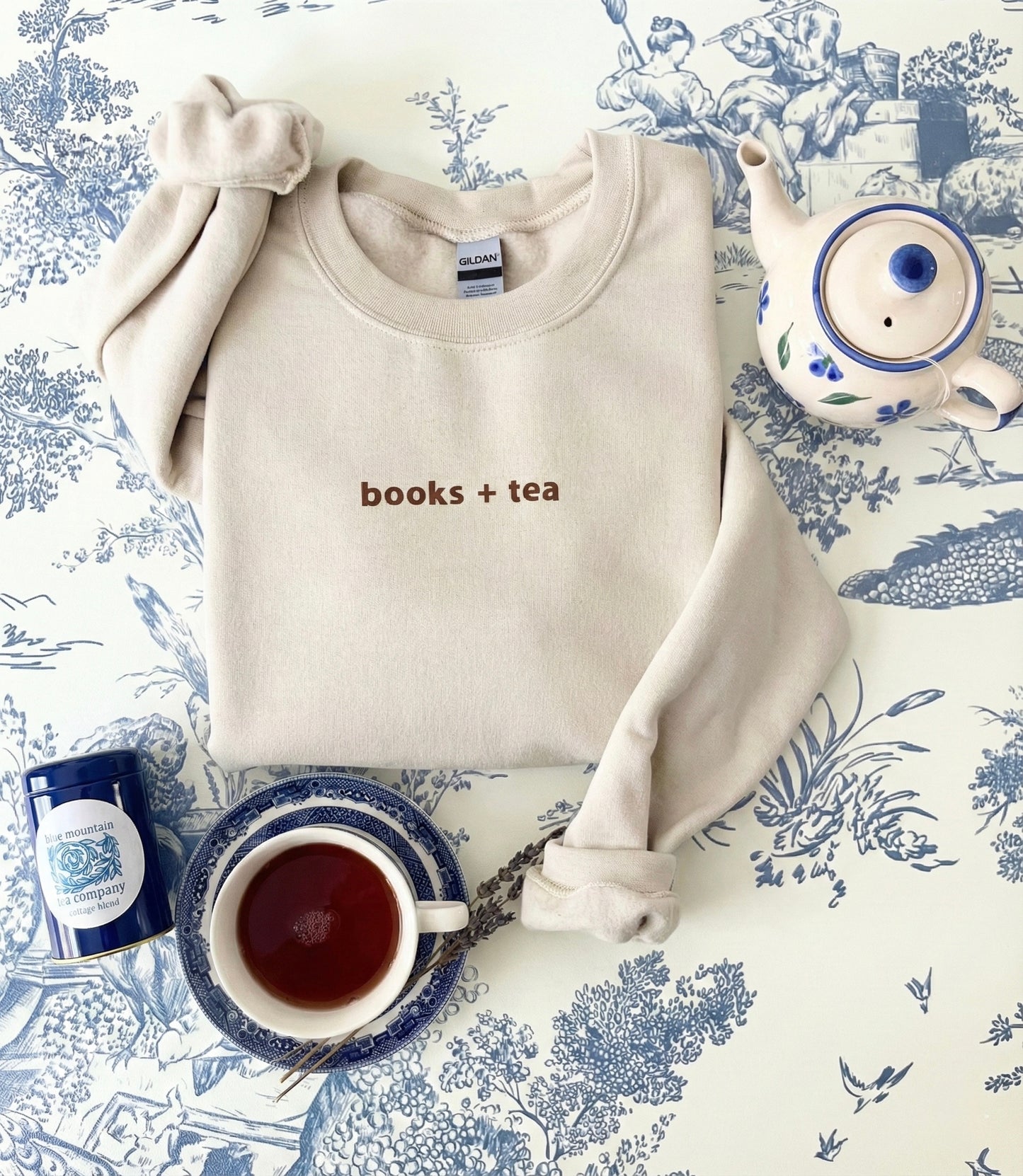 Cozy tea lover's bundle: sweatshirt + tea